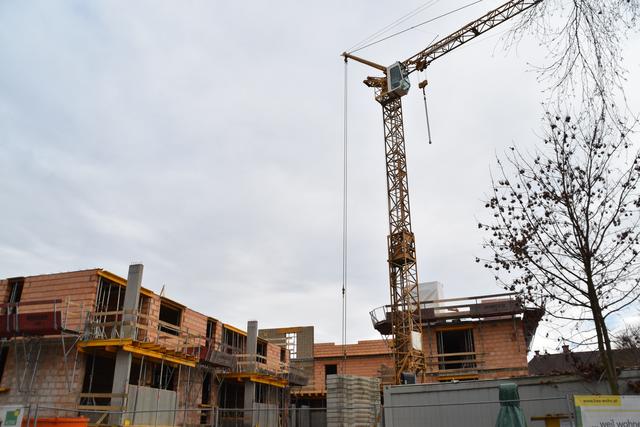 Beim alten Pfarrhof in Feldkirchen entstehen Wohnungen in Zentrumsnähe. Spätestens nach Ostern soll weitergebaut werden | Foto: Friessnegg