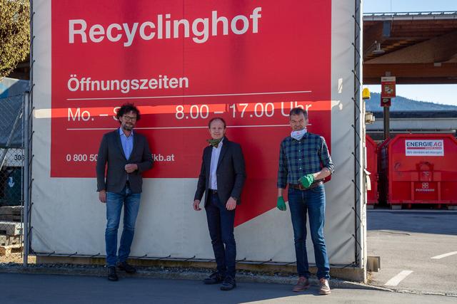 Recyclinghof, Kompostieranlage und Grünschnittsammelstelle sind im eingeschränkten Ausmaß wieder für BürgerInnen geöffnet: Bürgermeister Georg Willi, Vizebürgermeister Johannes Anzengruber und IKB-Vorstandsdirektor Thomas Pühringer geben Erleichterung bekannt. | Foto: IKM