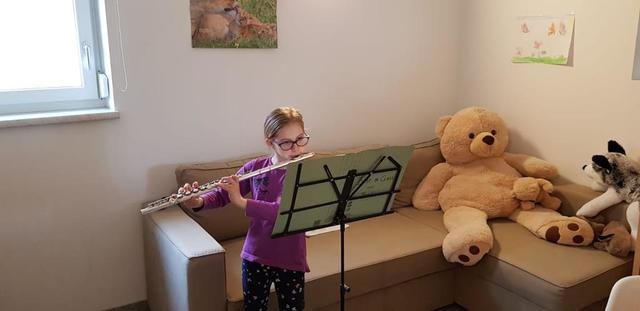 Nina Jeitler organisiert ihren kleinen privaten Vorspielabend auf der Wohnzimmercouch.