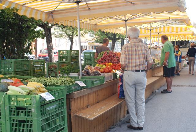 Abstand halten: Das funktioniert am Deutschlandsberger Bauernmarkt. | Foto: Stadtgemeinde (Archivfoto)