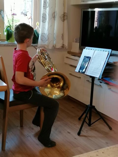 Lorenz Stuphann aus Lindegg, Schüler von Direktor Robert Ederer, beim Home-Unterricht via Skype.
