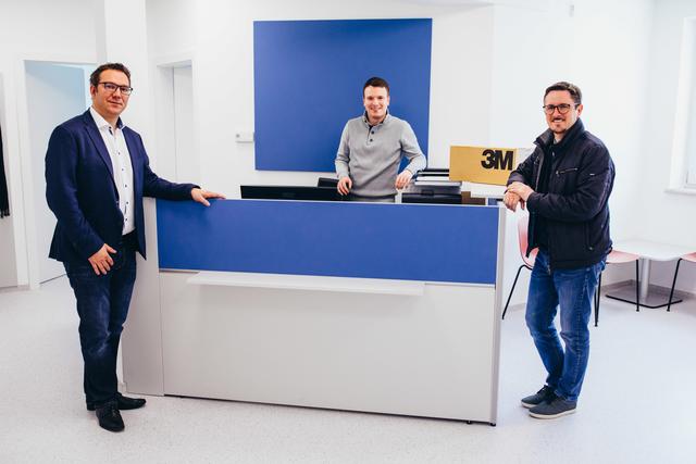Bürgermeister Christian Haberhauer und Ortsvorsteher Manuel Scherscher mit Daniel Bauer, der die Praxis für Allgemeinmedizin in Mauer übernimmt