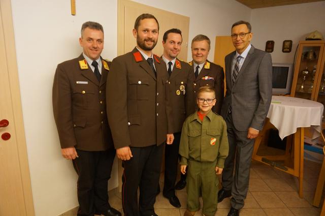 Angelobung bei der FF Tegernbach (v.l.n.r.): Abschnittsfeuerwehrkommandant Kronsteiner, David Enser, Kommandant Auinger, Bezirksfeuerwehrkommandant Ablinger, Rene Dunzinger und Bürgermeister Klaus Höllerl.