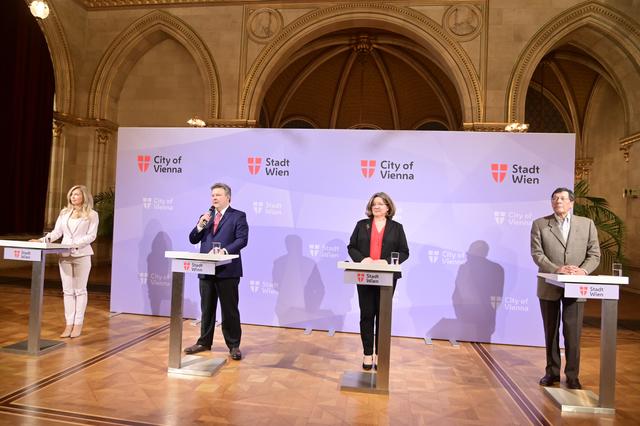 Dagmar Schmidt (Sportunion), Bürgermeister Michael Ludwig, Sonja Landsteiner (ASKÖ WAT Wien) und Paul Haber (ASVÖ Wien) (v.l.n.r.) präsentieren Unterstützungsmaßnahmen für Sportvereine in Wien.