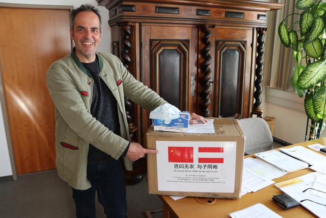 Bürgermeister Leopold Schilcher mit den gelieferten Schutzmasken aus China.