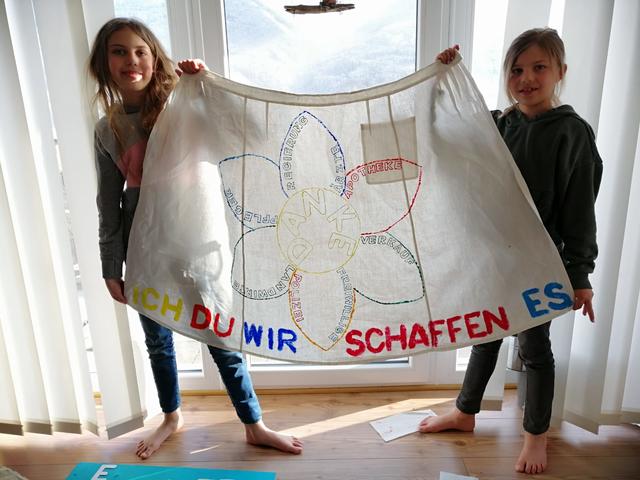 "Corona im Pinzgau": Schülerinnen und Schüler der NMS Bruck bedanken sich mit kreativen Transparenten bei allen, die derzeit für uns arbeiten.