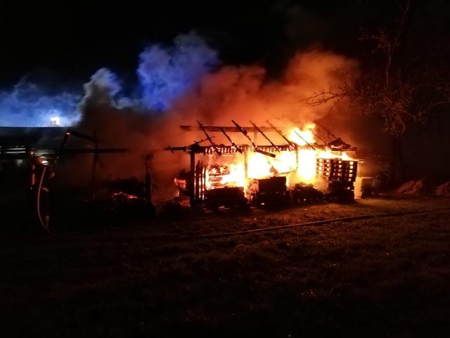Beim überdachten Holztrocknungsunterstand eines landwirtschaftlichen Anwesens in Eberschwang brach am 5. April 2020 gegen 0.30 Uhr ein Brand aus.