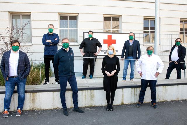 Von links: Christian Göttfried vom gleichnamigen Göttfried, Oliver Rechberger der Bergdiele, Rot Kreuz-Landesgeschäftsleiter-Stv. Thomas Märzinger, Peter Prandstötter vom Pianino, LH-Stellvertreterin Christine Haberlander, Ingmar Goetzloff des Rosso, Rudi Grabner vom Holzpoldl und Didi Gütlbauer vom Schwarzen Bären.