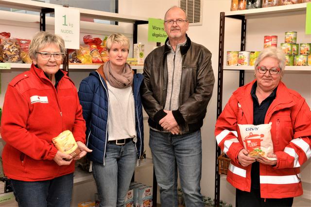 Claudia und Ingo Kainz (Bildmitte) kamen Anfang März wieder in den Rotkreuz-Markt nach Weyer, um dort ihre persönliche Warenspende an Lisa Schwaiger (li.a.) und Elfrieda Forstenlechner (re.a.) vom Rotkreuz-Team zu übergeben.