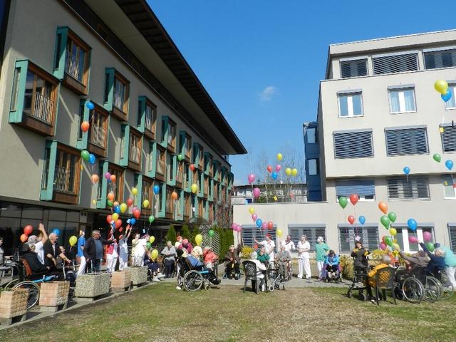 Die Bewohner des Seniorenheimes Wörgl wollen mit ihrer Luftballonaktion Mut zusprechen. | Foto: Seniorenheim Wörgl