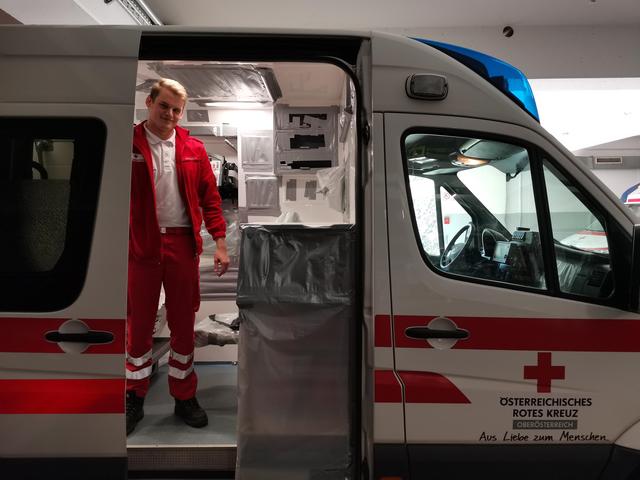 Das Oberösterreichische Rote Kreuz hat Rettungsfahrzeuge so aufbereitet, dass damit Patienten und Patientinnen mit Covid-19 sicher transportiert werden können.