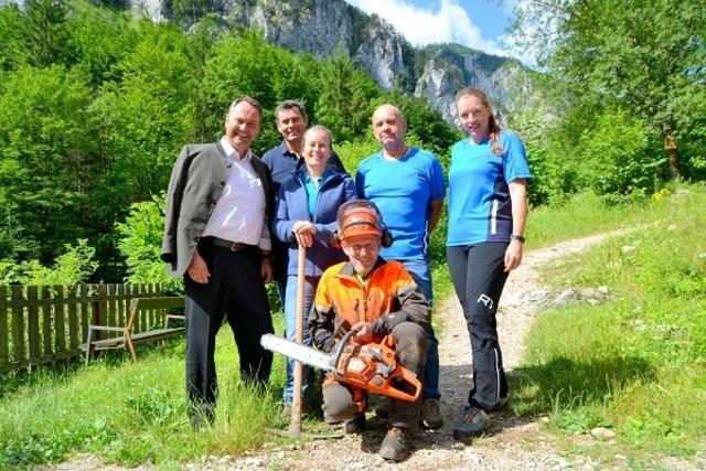 Ganz rechts Regina Hrbek, bei den Naturfreunden zuständig für Umwelt- und Naturschutz sowie die Thematik Wegerecht.
Im Bild (Wegepflegeaktion im Rax-Schneeberggebiet):
MA 49-Forstdirektor DI Andreas Januskovecz, Bundesgeschäftsführer der Naturfreunde Österreich Mag. Günter Abraham, Stellvertreterin des Generalsekretärs des Alpenvereins Österreich MMag.a Liliana Dagostin, Matthias ‚Hias‘ Stranz, Rainer Vogl vom Alpenverein-Edelweiss und DIin Regina Hrbek von den Naturfreunden Österreich (v.l.) machen mobil für sichere Wanderwege auf Rax und Schneeberg.