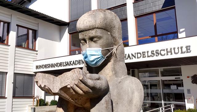 Die Dangl-Skulptur trägt nun auch Maske.