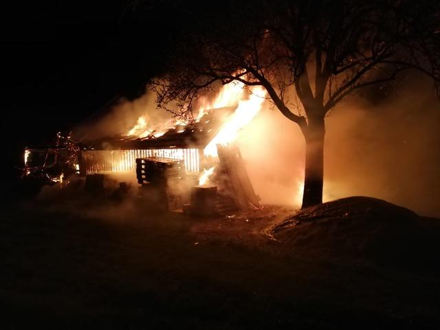 Insgesamt sechs Feuerwehren waren im Einsatz und konnten den Brand rasch unter Kontrolle bringen.
