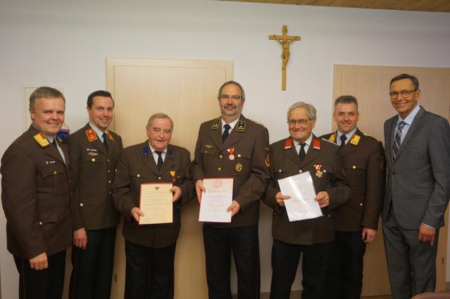 Ehrungen bei der Vollversammlung der FF Tegernbach am 5. März 2020 (v.l.n.r.): Bezirksfeuerwehrkommandant Ablinger, Kommandant Auinger, Karl Kronlachner, Norbert Dopplmair, Josef Roitinger, Abschnittsfeuerwehrkommandant Kronsteiner und Bürgermeister Klaus Höllerl