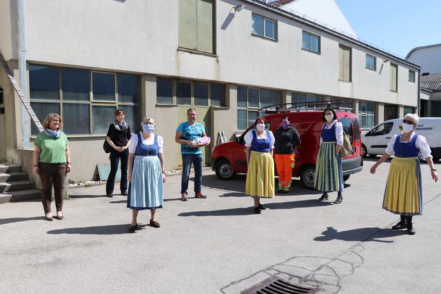 Bürgermeisterin Vera Pramberger (li.) und Bauhofleiter Martin Buchegger mit den Frauen der Trachtengruppe Kirchdorf.