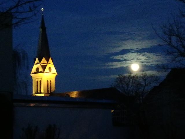 Der SUPERMOND über den Dächern von GOLS.