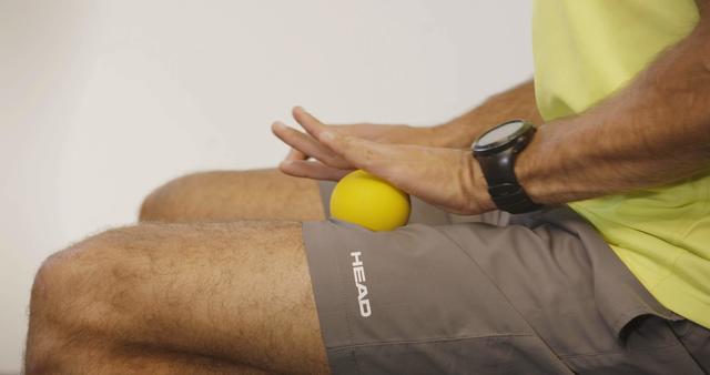 Mit dem Ball bei mäßigem Druck über den Oberschenkel rollen | Foto: Troschl