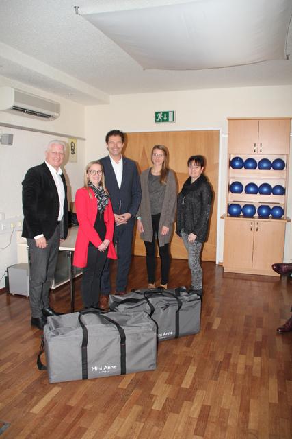 SQM Johann Götzenberger, JRK-Bezirksleiterin Marlene Holzinger, Bernhard Stadelmann Präsident Lions Club, Hanna Wolkerstorfer, Ernestine Haudum.