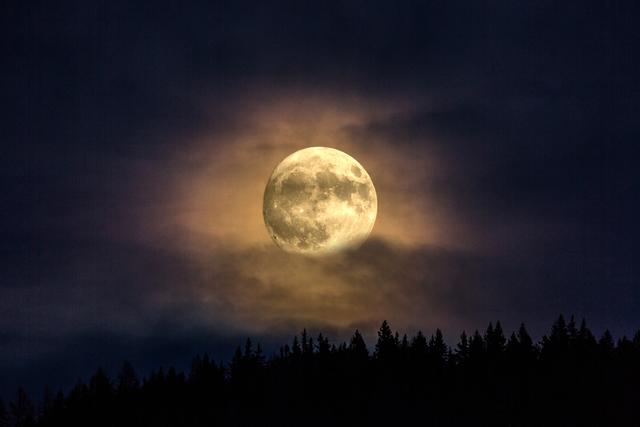 Supermond am 3.12.2017 ca.350000km nahe der Erde.im Jänner wieder so nahe zu sehen.