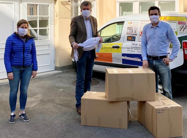 Bürgermeister Martin Schuster (mitte) mit Textilunternehmer Hans Zeidler-Beck (rechts) und Gesundheitsreferentin Daniela Rambossek (links) bei der Übernahme der ersten Tranche an Stoffmasken.