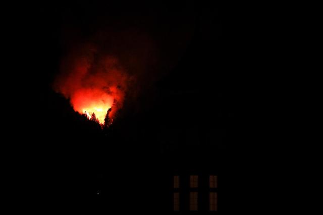  Im Bereich der ersten Ladhütte (Halltal) ist ein Feuer entfacht. | Foto: Privat