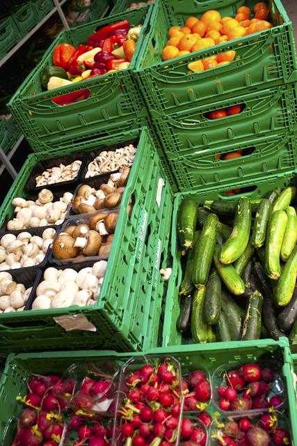 Bei den Lebensmitteln handelt es sich um Spenden von Handelsketten.  | Foto: SozialShop