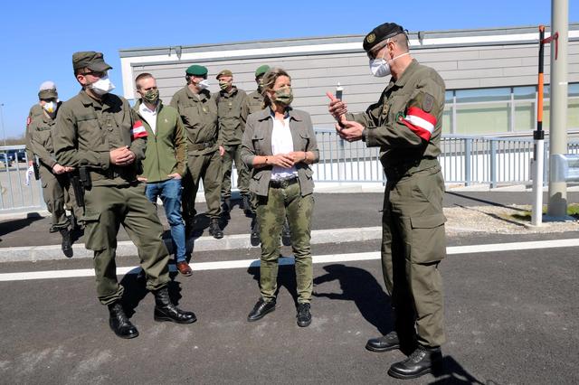 Militärkommandant Gernot Gasser informierte Verteidigungsministerin Klaudia Tanner über die Arbeit der Assistenzsoldaten. | Foto: Mario Knipfer/Bundesheer