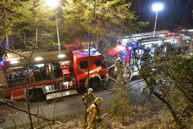 Insgesamt standen bei der Brandbekämpfung 137 Mann im  Einsatz. | Foto: Zoom.Tirol