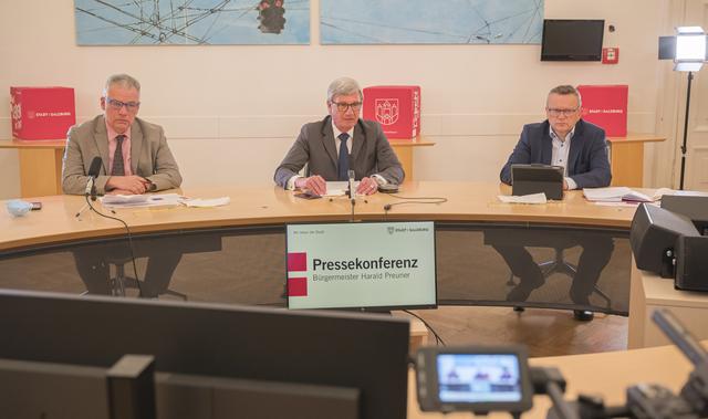 Bürgermeister Harald Preuner mit Einsatzleiter Michael Haybäck (li.)und InfoZ-Chefredakteur Karl Schupfer.  | Foto: Stadt Salzburg/A. Killer