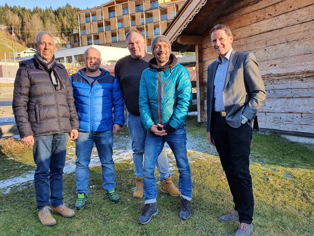 
Das Organisations-Team des Theaterprojektes (v. l.): Kulturreferent Josef Ehrlenbach, Volksbühnen-Obmann Josef Achrainer, Autor Ernst Spreng, Regisseur Markus Plattner und Bgm. Paul Sieberer. | Foto: Spreng