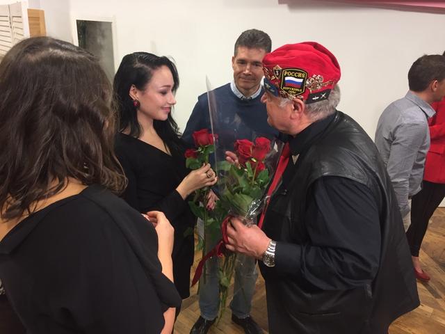 Karl Berger verteilt Rosen | Foto: ATV