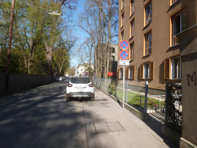 "Moderner" Gehsteig für schmale FußgängerInnen in der Grazer Leechgasse, damit dicke Autos genügend Parkplatz haben...