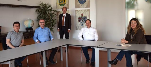 Die Fraktionsvertreter Stadtrat Stefan Maier, Dieter Treml, Bürgermeister Herbert Brunsteiner, Vizebürgermeister Michael Habenschuß, Stadträtin Sonja Pickhardt-Kröpfel (v.l.).