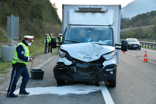 Auf der A12 ereignete sich ein Verkehrsunfall. Der Lenker wurde unbestimmten Grades verletzt.  | Foto: ZOOM-Tirol