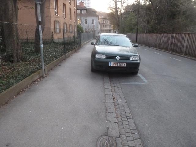 "Moderner" Gehsteig für schmale FußgängerInnen in der Grazer Leechgasse, damit dicke Autos genügend Parkplatz haben...
