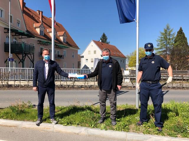 NAbg. Walter Rauch (l.) und Bürgermeister Roman Leljak (M.) bei der Übergabe der Masken.  | Foto: FPÖ 