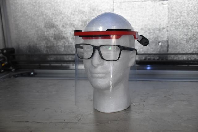 Matthias Pfanzelter stellt sogenannnte Face Shields mit dem 3D Drucker her.