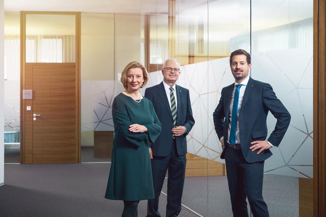 Vorstandswechsel in der Sparkasse Eferding-Peuerbach-Waizenkirchen: Michaela Schwinghammer-Hausleithner und Gerald Schneeberger übernehmen den Vorsitz von Leopold Ecklmair (m.).