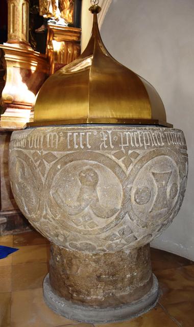 Der Taufstein aus dem Jahr 1411 in der Pfarrkirche in Elbigenalp zählt zu den ältesten Kunstdenkmälern im Lechtal. Hier wurden auch die Maler Karl Selb und Joseph Anton Koch getauft.
 | Foto: Museumsverein