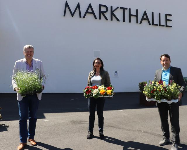 Geschäftsführer ISD Hubert Innerebner (links), Marktleiterin Edith Ettlmayer und Geschäftsführer IIG Franz Danler mit den blühenden Ostergrüßen. | Foto: IKM/Giuliani