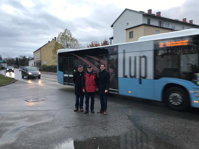 Stattersdorfer Hauptstraße entschärfen: Ortsparteiobmann Josef Zwettler, Ferdinand Kickinger und VP-Stadtrat Markus Krempl-Spörk. | Foto: VP