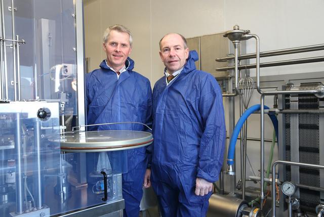 Veterinärdirektor Thomas Hain und Agrar-Landesrat Max Hiegelsberger bei der Besichtigung eines Rinder-Betriebs im Februar 2019 | Foto: Land OÖ/ Ernst Grilnberger