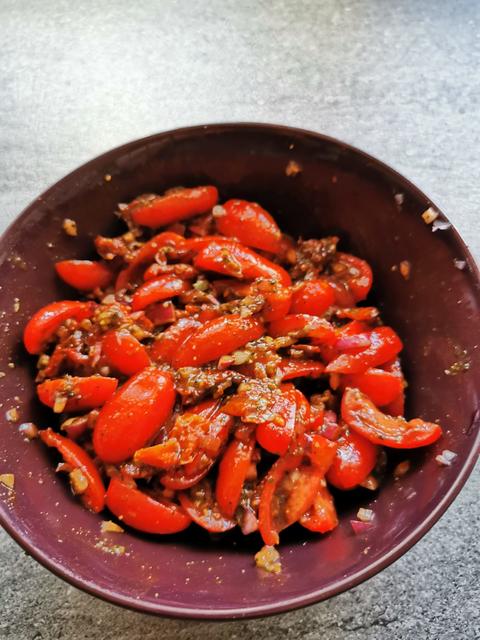 Die marinierten Cherrytomaten auf dem Brot verteilen.  | Foto: Ruth Schmid