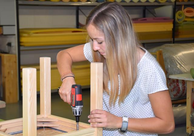 Anna Lena Neururer (Oetz) Tapeziererin und Dekorateurin bei der Josef Riml Tischlerei GmbH in Längenfeld. Anna Lena ist Ortsleiterin der Landjugend und Jugendreferentin der Musikkapelle Oetz, Mitglied der Haflinger Jungzüchterschaft Tirol und des Tscheggenschafvereins Ötztal.