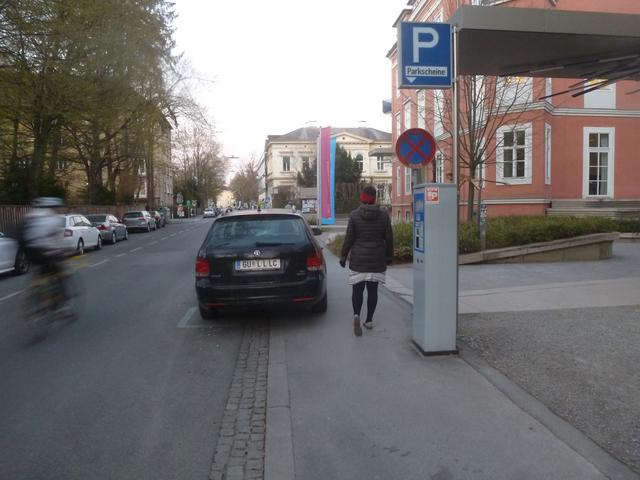 "Moderner" Gehsteig für schmale FußgängerInnen in der Grazer Leechgasse, damit dicke Autos genügend Parkplatz haben...