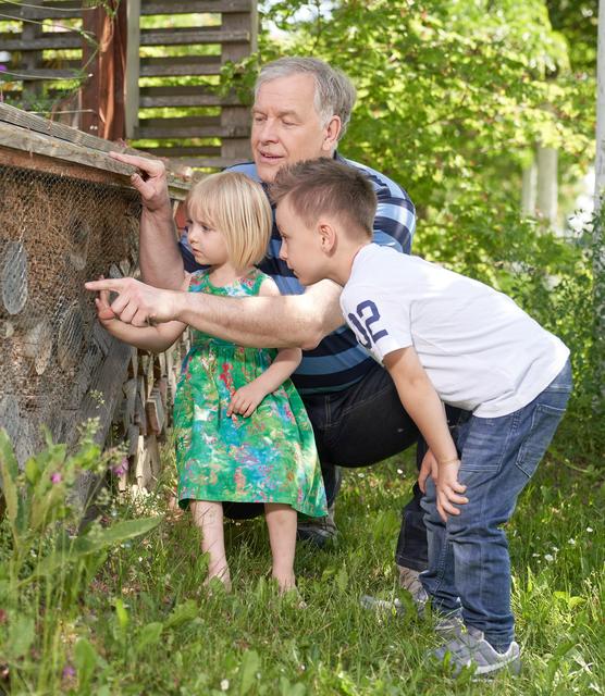 Archivaufnahme: Landesrat Martin Eichtinger zeigt den Kindern das Nützlingshotel.  | Foto: Archiv/Monihart