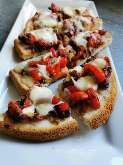 Spezielles Bruscetta Brot gibt es zum Kaufen. Man kann aber auch Toastbrot oder Weißbrot verwenden.  | Foto: Ruth Schmid