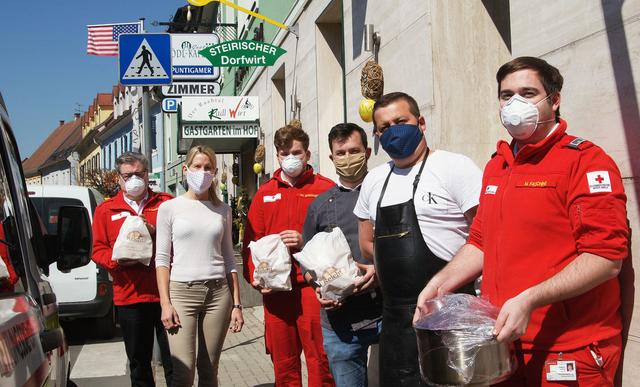Das Rettungsteam freute sich über das Präsent von  Evelyn Kaufmann (2.v.l.), Markus Lebitsch (2.v.r) und Stephan Uller (3.v.r.).  | Foto: Pechhacker