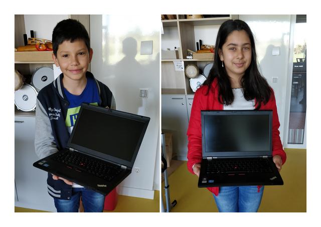Alex und Sara freuen sich über ihre neuen Laptops. | Foto: CM Creative